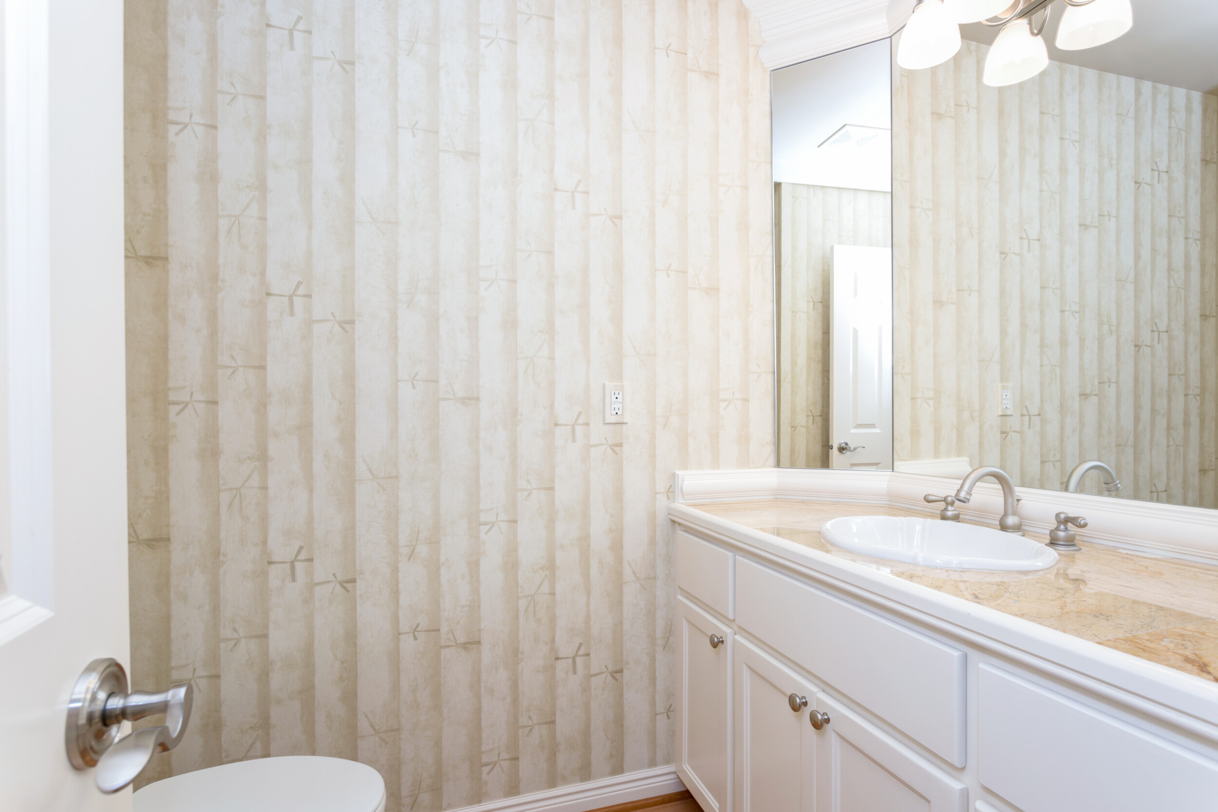 bathroom wallpaper stripes