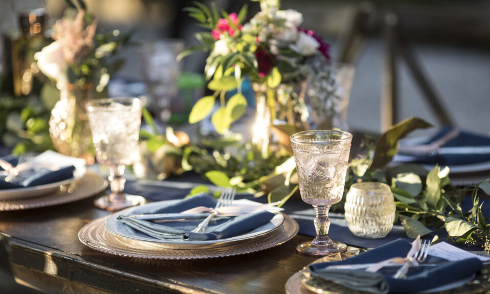 table setting outdoor summer party