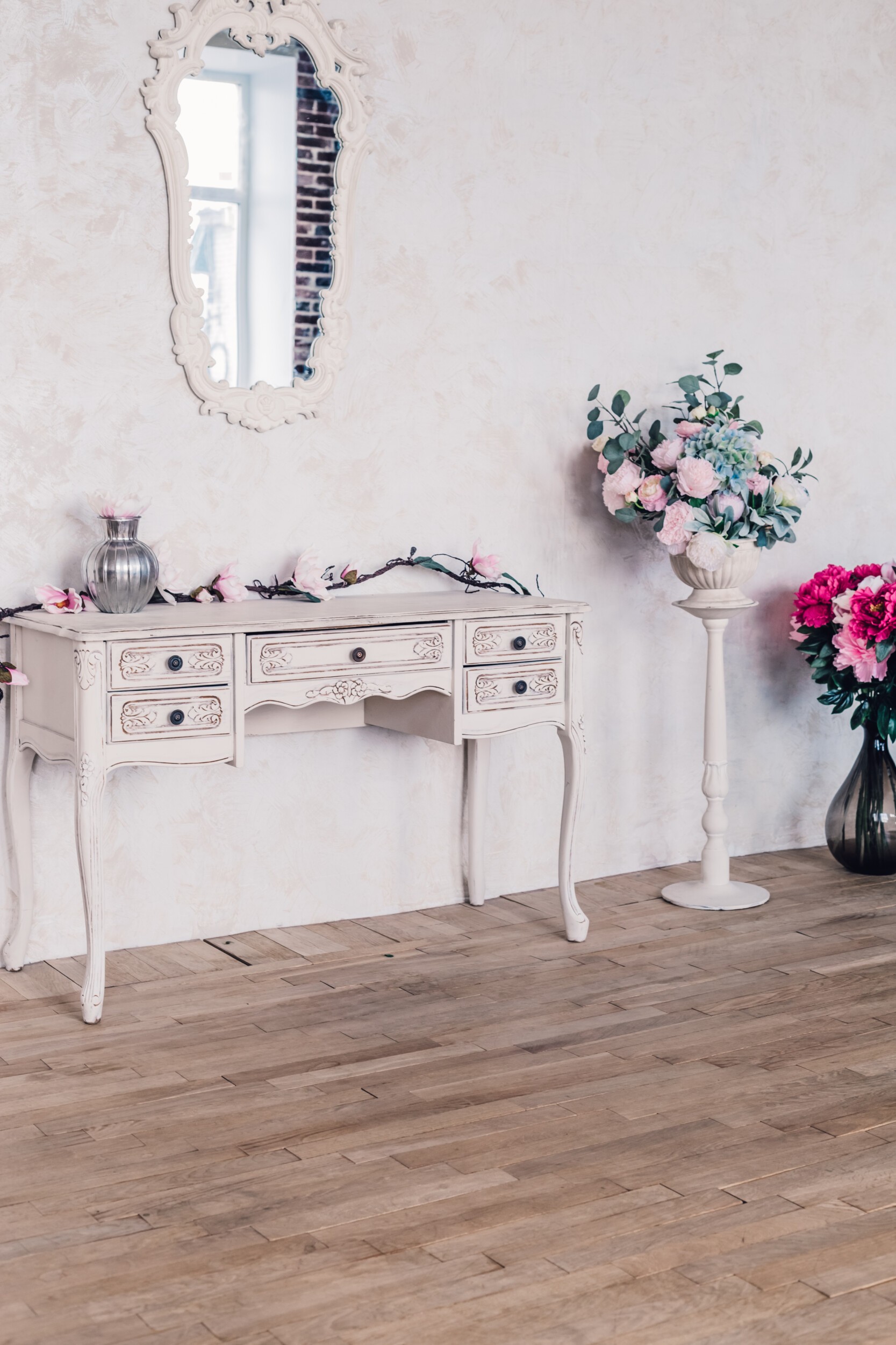 Vintage wedding decor interior with flowers