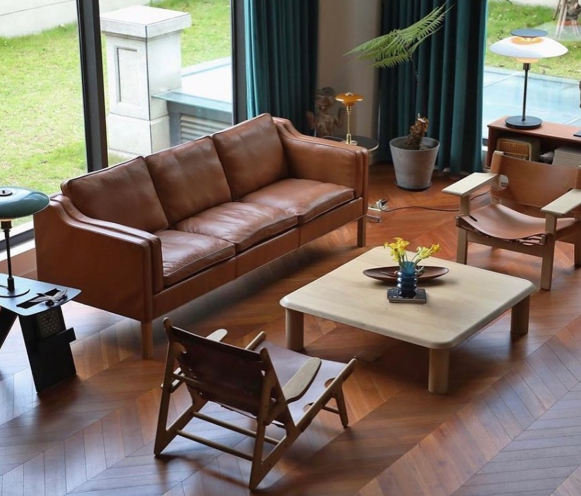 skórzana brązowa sofa mid-century modern