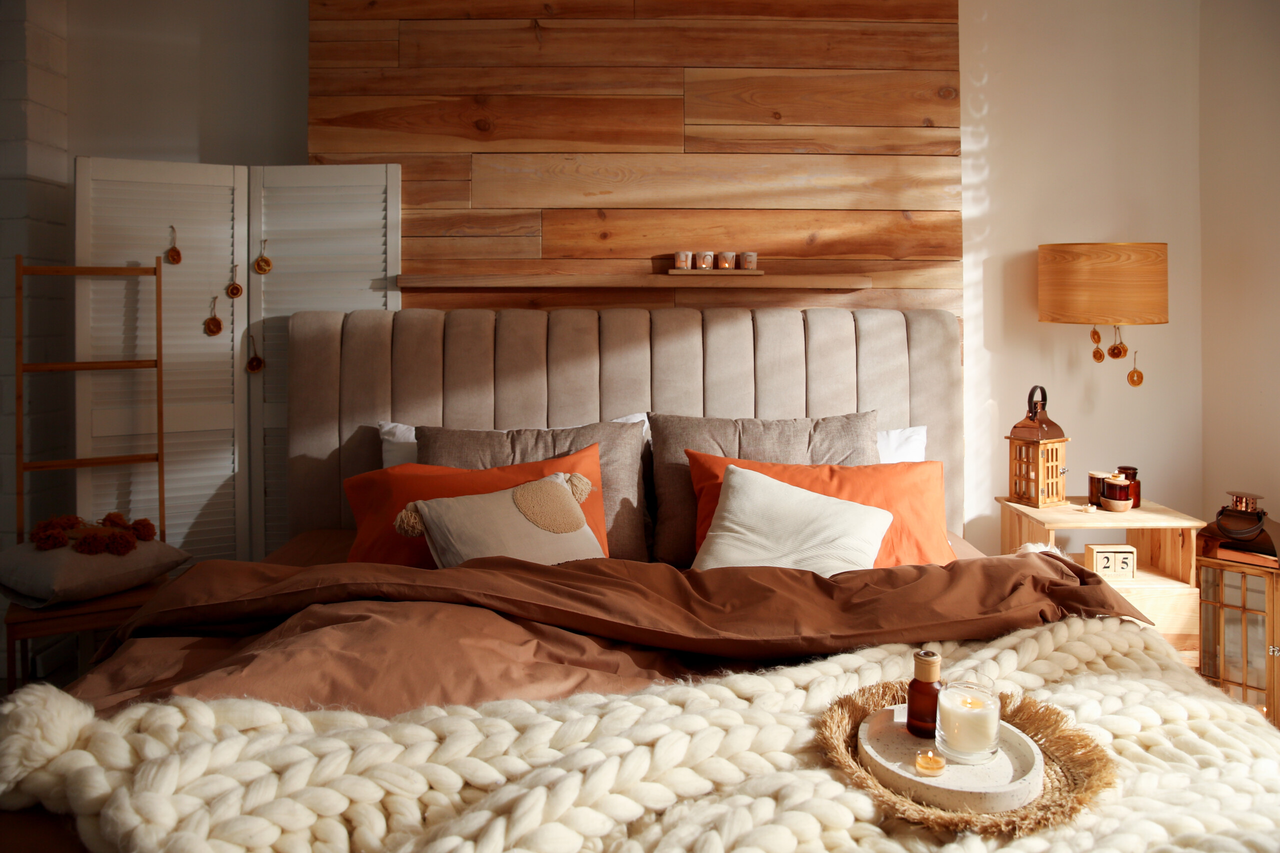 25 Ways to Decorate with Pillows on the Bed