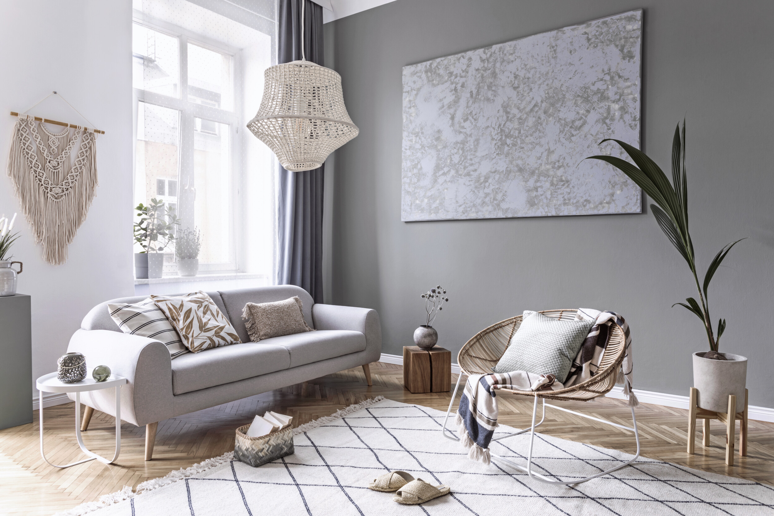 trang trí phòng khách nhỏ bằng sofa màu trắng, chậu cây