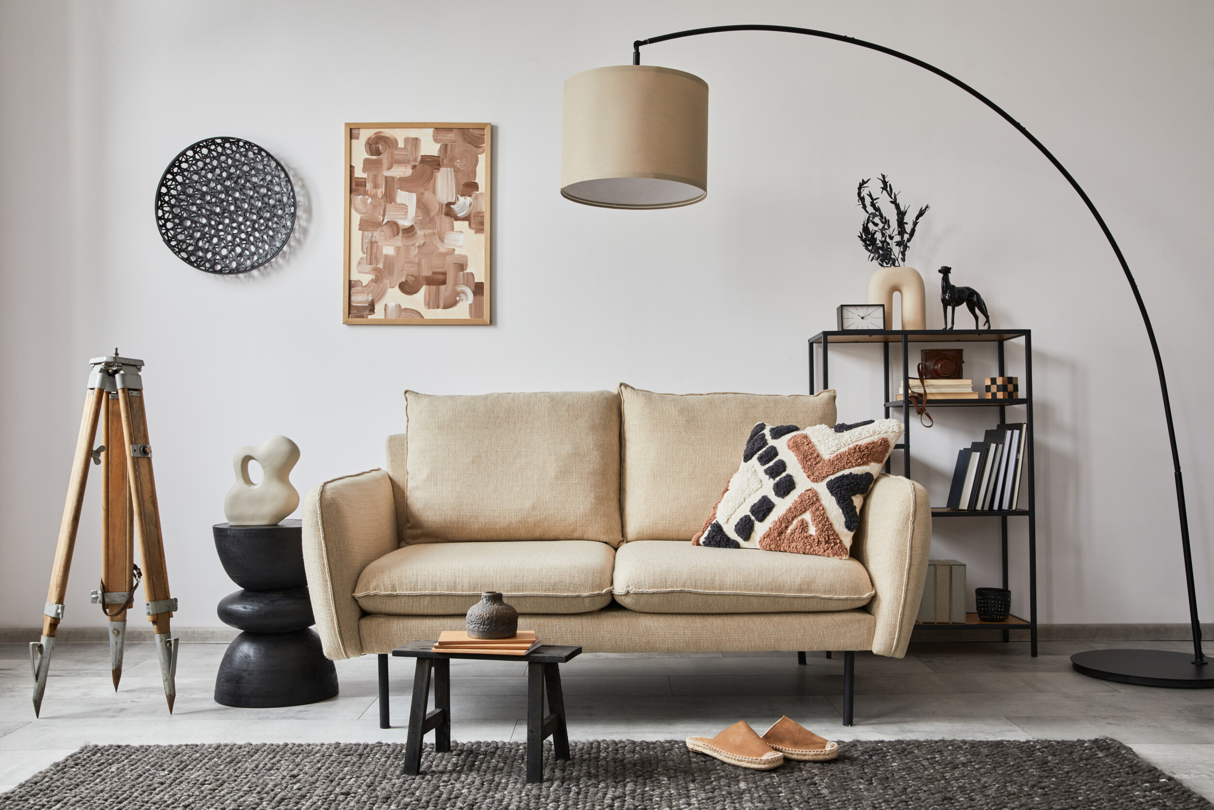 trang trí phòng khách nhỏ với tranh, sofa và đèn